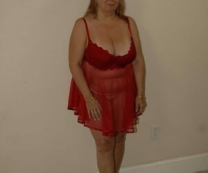 Dikke volwassen in een rood jurk